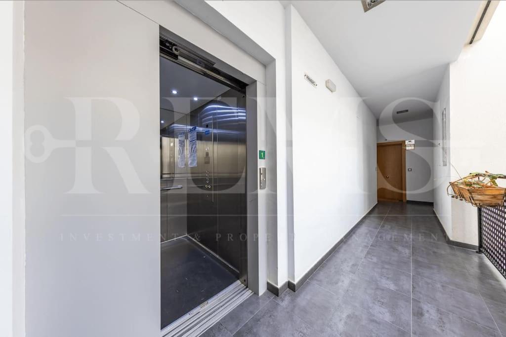 Cozy Apartment With Parking In The Center By Rems Малага Екстериор снимка